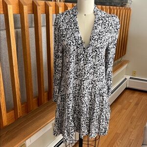 Zara Black & White Abstract Print Long Sleeve V-Neck Dress XS
